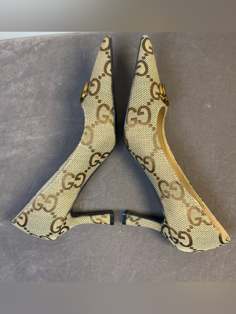Gucci Beige GG Canvas Mid Heel Pumps Gold-Tone Logo womens size 42/ 9.5 New - Picture 7 of 13
